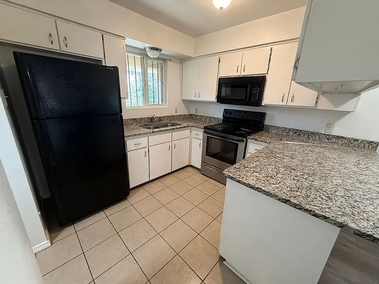 919-923 Alvarado Dr SE — Photo 4