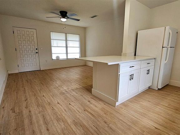 3rd image of 924 Fern Ave