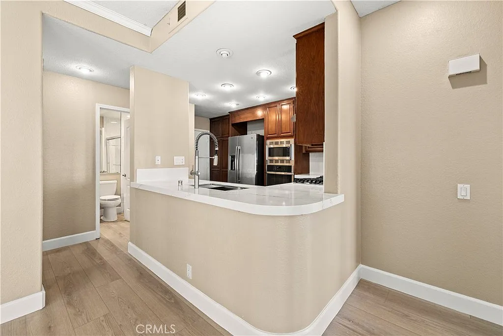 2 bed, 1045 sqft, $4,500 — Photo 2