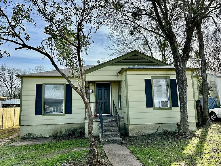 2712 Mitchell Ave — Photo 1