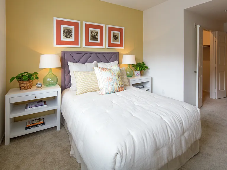 Las Flores Apartment Homes — Photo 35