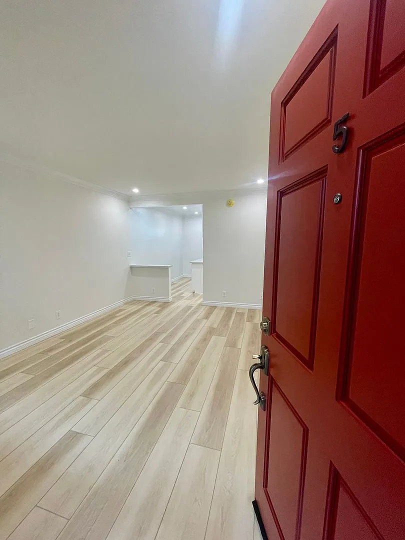 Building Photo - 1519 Armacost Ave #5
