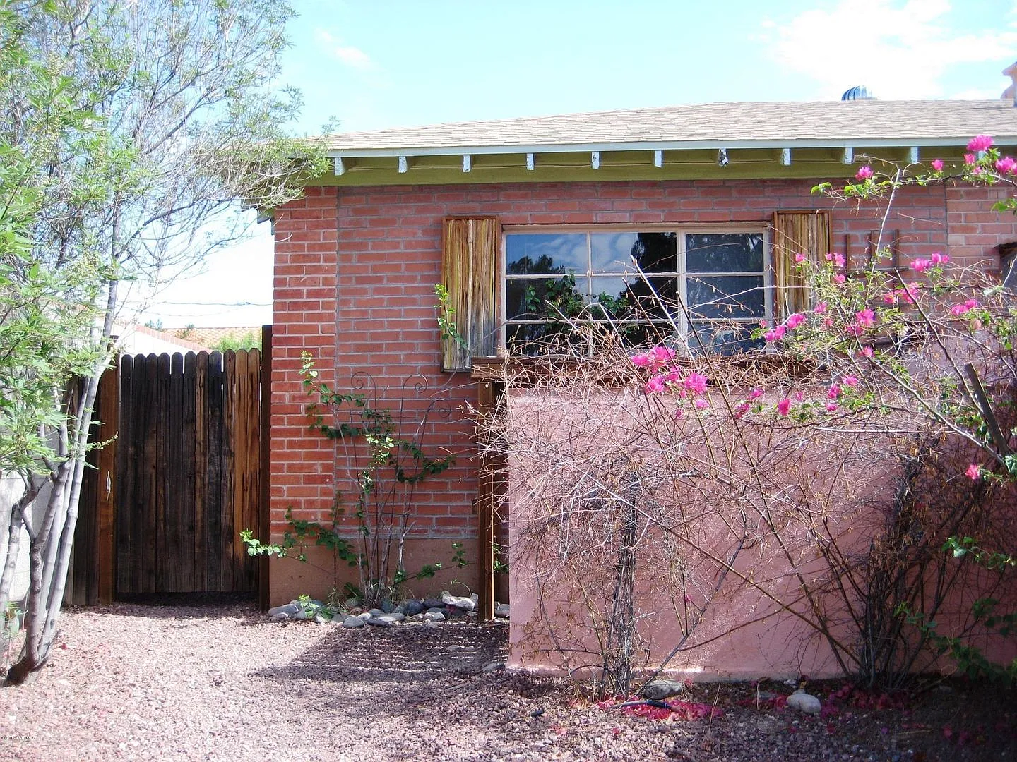 Studio, 1 bath, shared pool! All Utilities Included! — Photo 3