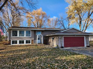 1262 Pleasure Dr W, Litchfield, MN 55355