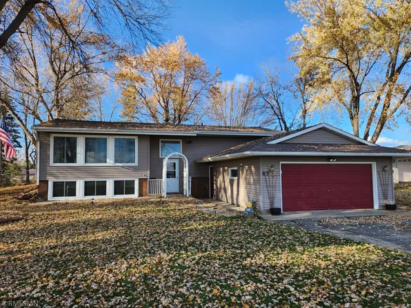 1262 Pleasure Dr W, Litchfield, MN 55355