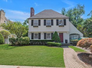 7 Stuyvesant Pl, Lawrence, NY 11559