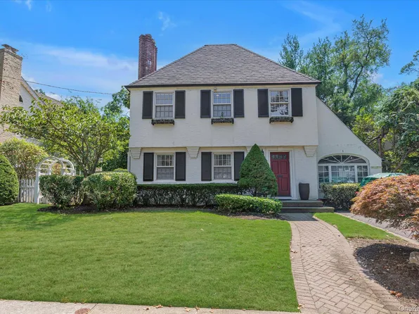 7 Stuyvesant Place, Lawrence, NY 11559