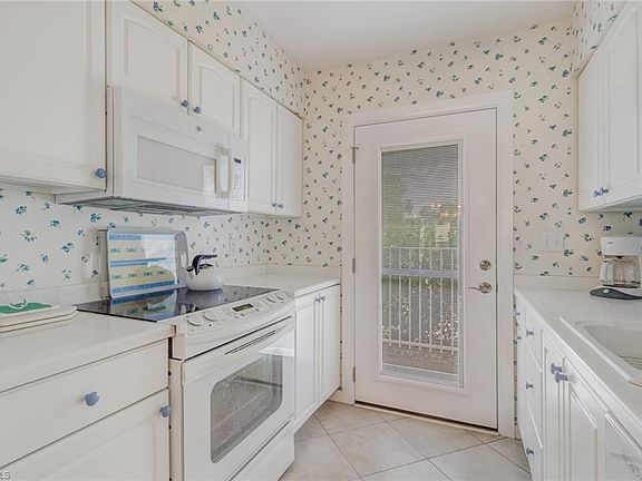 3rd image of 220 Banyan Blvd #220