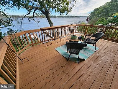 332 S Riverside Dr — Photo 3