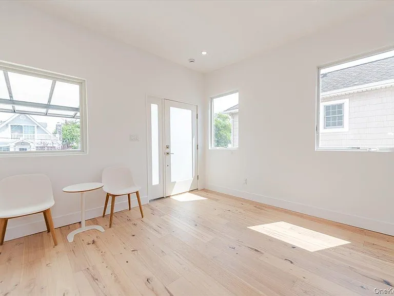 2105 Bay Blvd — Photo 3