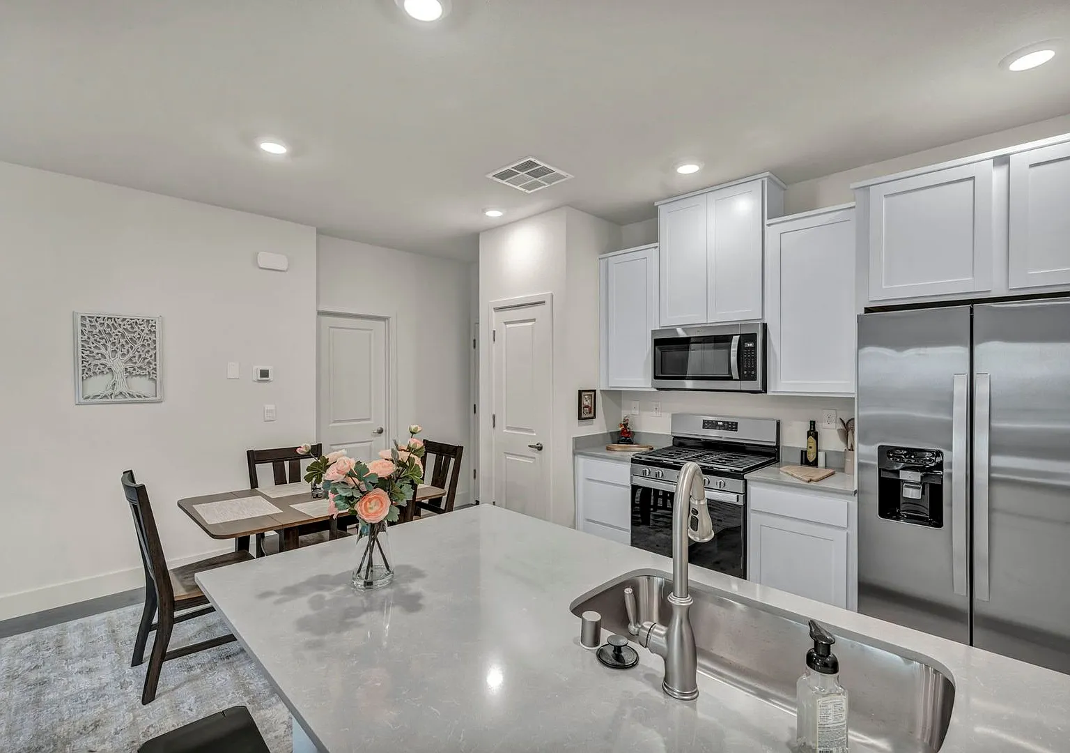 Fully Furnished Executive Home With All Utilities Included! — Photo 4