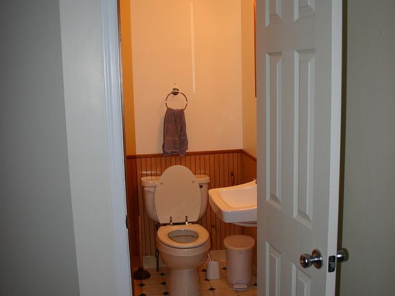 1/2 Bath off of Family Room