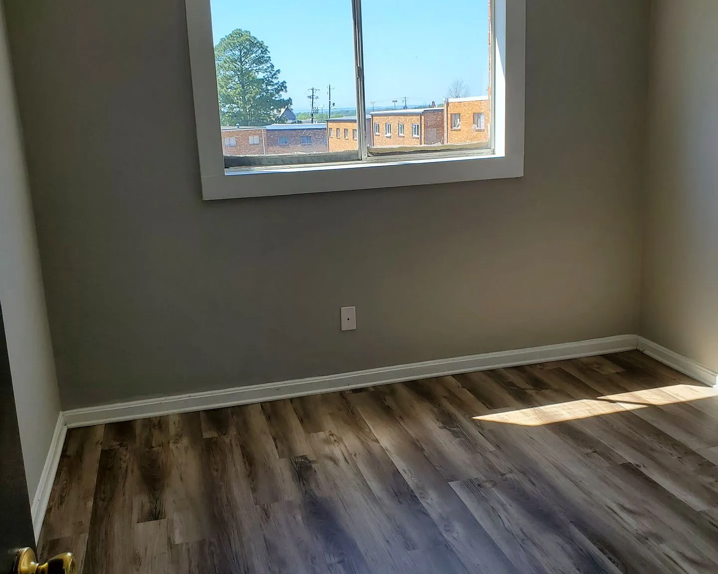 Dixon Manor Apartments — Photo 3