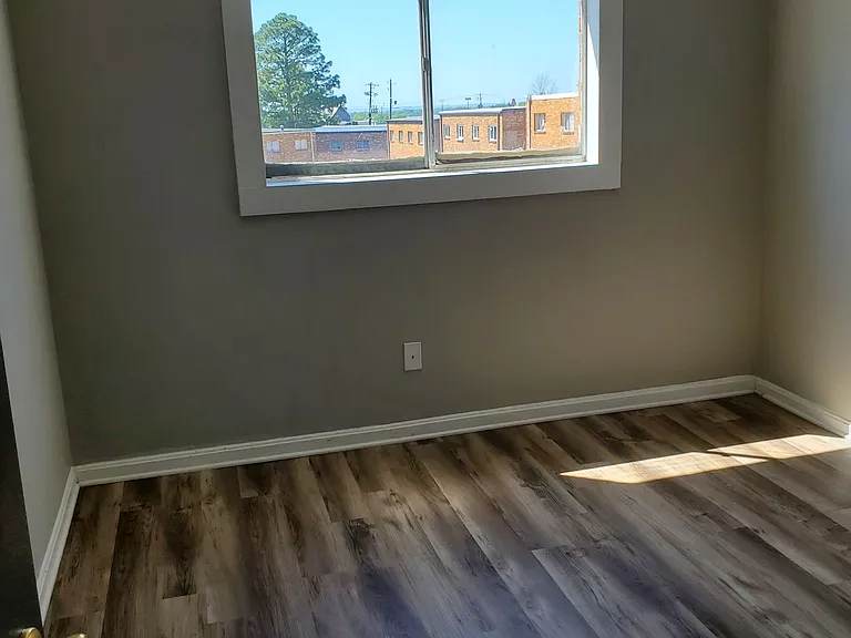Dixon Manor Apartments — Photo 3