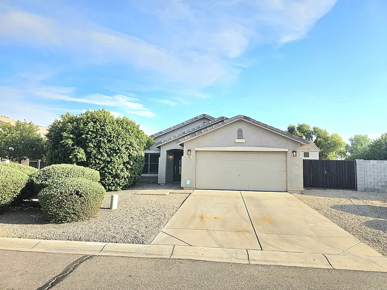 1111 E Chelsea Dr — Photo 1