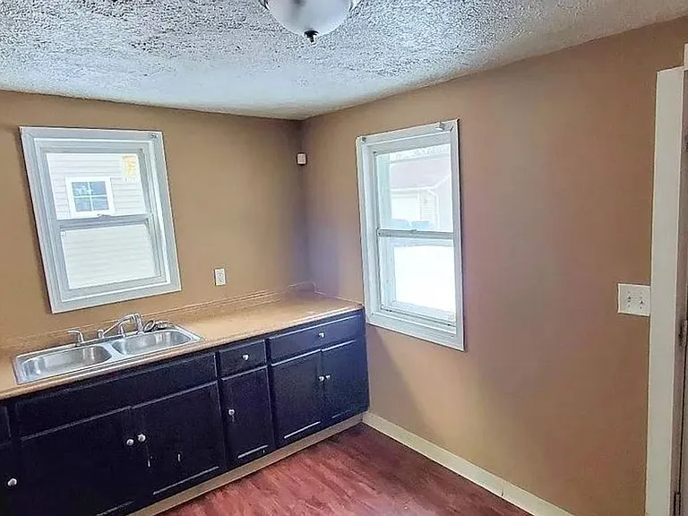 9609 Nelson Ave — Photo 3