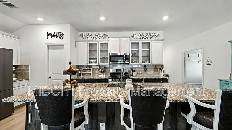 4 bed, 3.0 bath, 2381 sqft, $2,100 — Photo 4