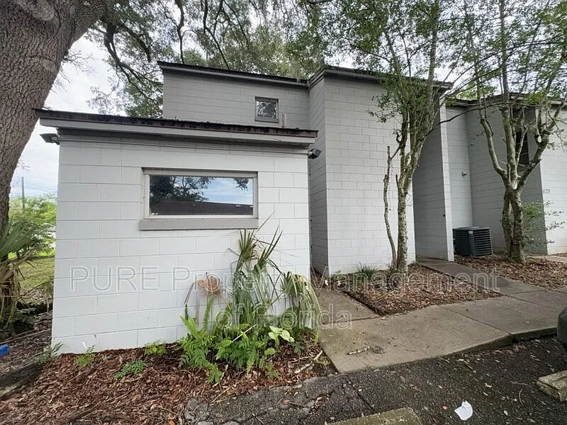627 NE 28th Ave