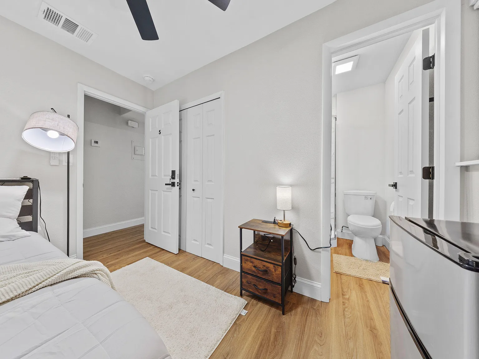 4 bed, 4.0 bath, 1230 sqft, $1,139 — Photo 2
