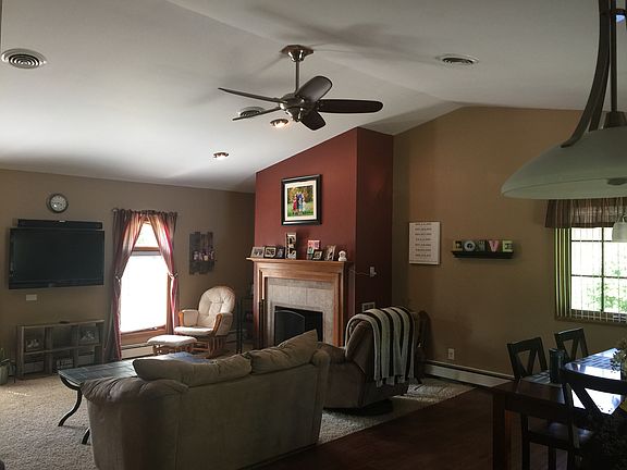 4th image of 620 Kettle Moraine Dr S