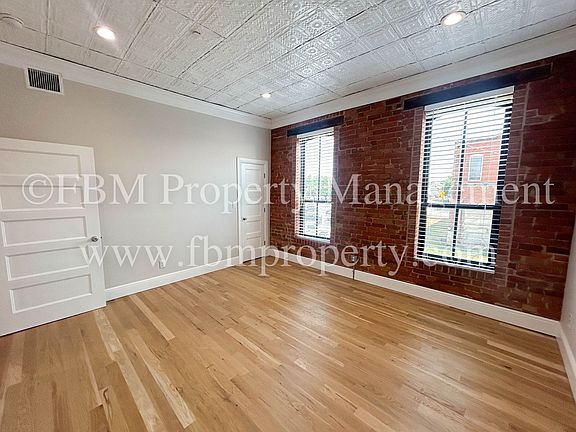 5th image of 111 W Ennis Ave