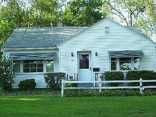 2nd image of 811 Lakewood Pl