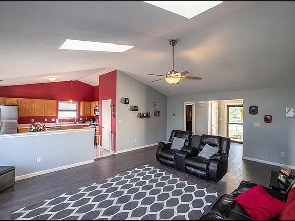 4th image of 311 Lakeview Dr