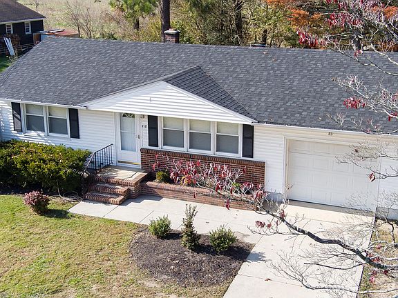 5th image of 718 Becker Dr