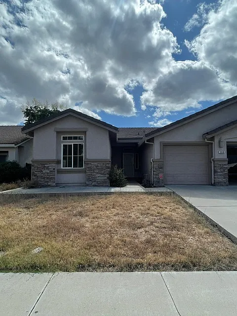 4 bed, 2.0 bath, 2055 sqft, $3,100 — Photo 4