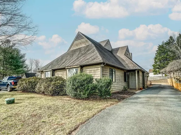 1120 Amber Ridge Rd, Charlottesville, VA 22901
