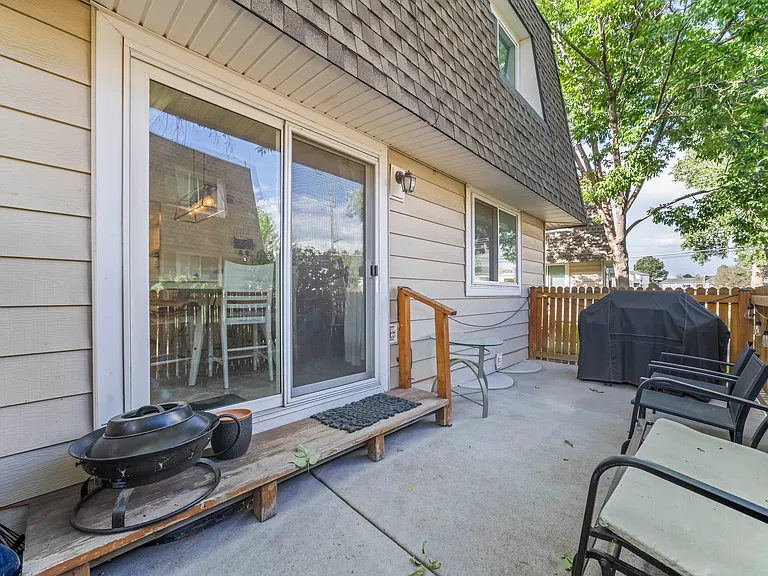 Spacious southeast-facing patio with plenty of room to entertain guests, enjoy your morning coffee, or soak up Colorado's 300 days of sunshine.