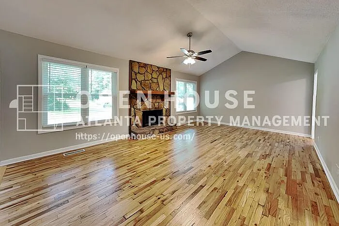 3 bed, 2.0 bath, 2260 sqft, $2,300 — Photo 3