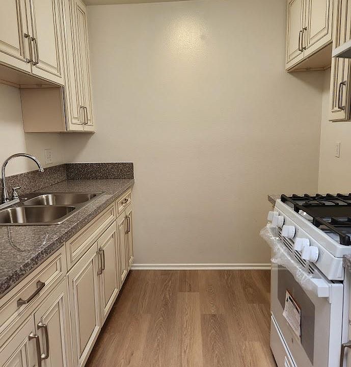 1st image of 1586 Yosemite Dr #306
