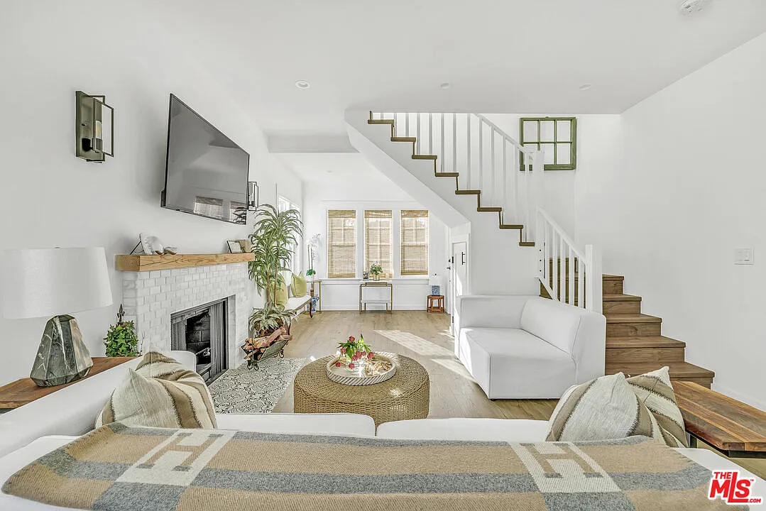 3 bed, 2.0 bath, 1200 sqft, $8,240 — Photo 2