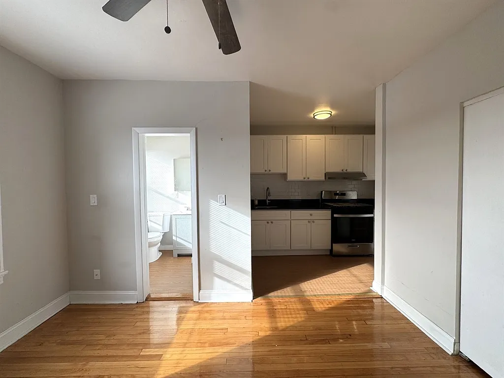 Studio, 1.0 bath, 399 sqft, $1,800 — Photo 2