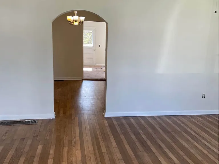 109 E Locust St — Photo 6