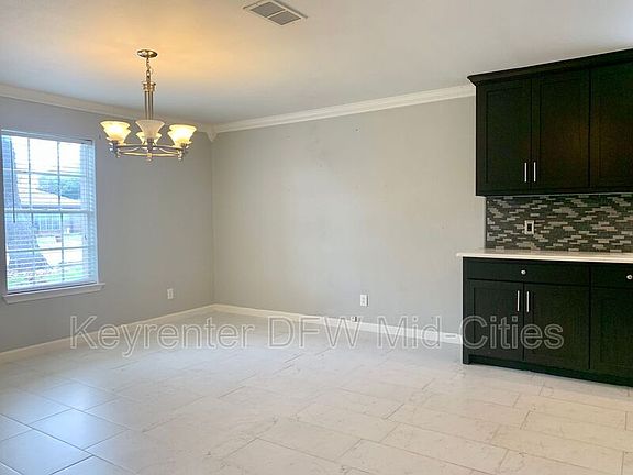 5th image of 505 E Scotland Dr