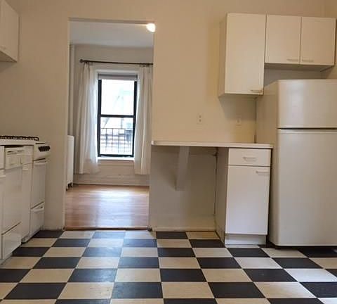 4th image of 421 E 72nd St APT 4D