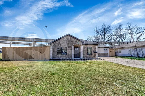 2502 Rosewood Dr Photo 1