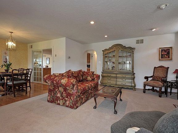 5th image of 794 S Bernardo Ave