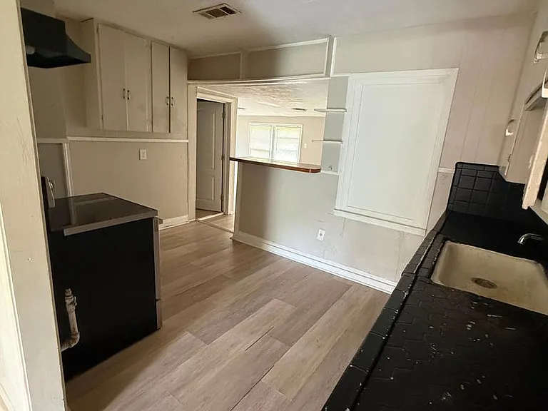 4450 Dallas St — Photo 2