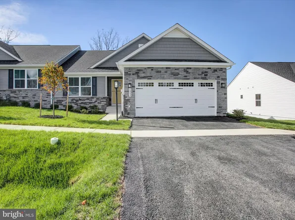 1882 Shannon Dr S, Greencastle, PA 17225