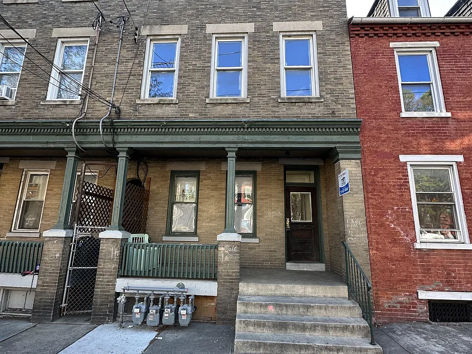 318 S Queen St #2