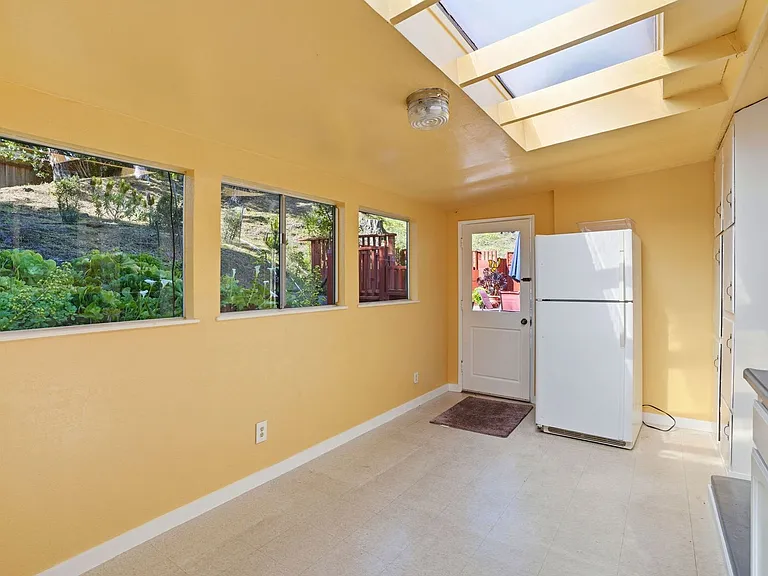 241 Soledad Dr — Photo 38