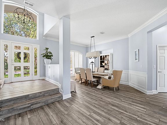 4th image of 404 W MILL CHASE Court