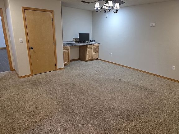 4th image of 296 N Roosevelt Road G