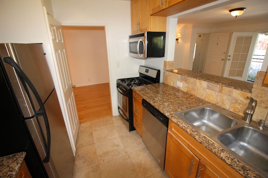 1st image of 432 S Doheny Dr