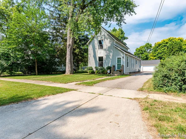 152 S Pleasant Ave SE, Lowell, MI 49331