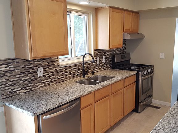 Renovated Kitchen w/ Granite
