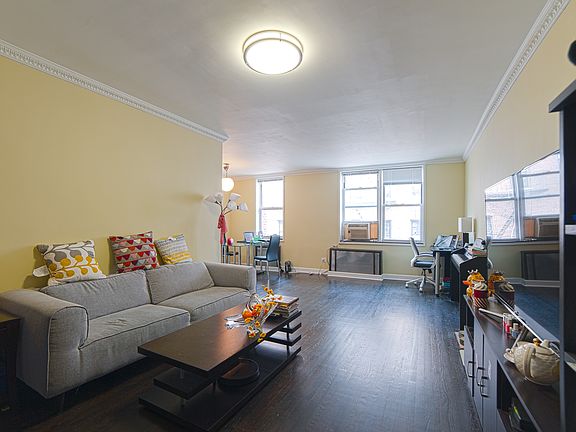 2nd image of 3185 Crescent St APT 612